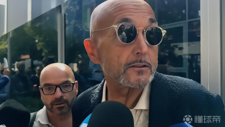 细腻又简约！克洛普穿的灰色毛衣售价260欧，，，来自红牛旗下品牌